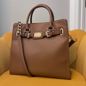 🆕 Michael Kors Shoulder / tote “Hamilton” bag in acorn color leather and…